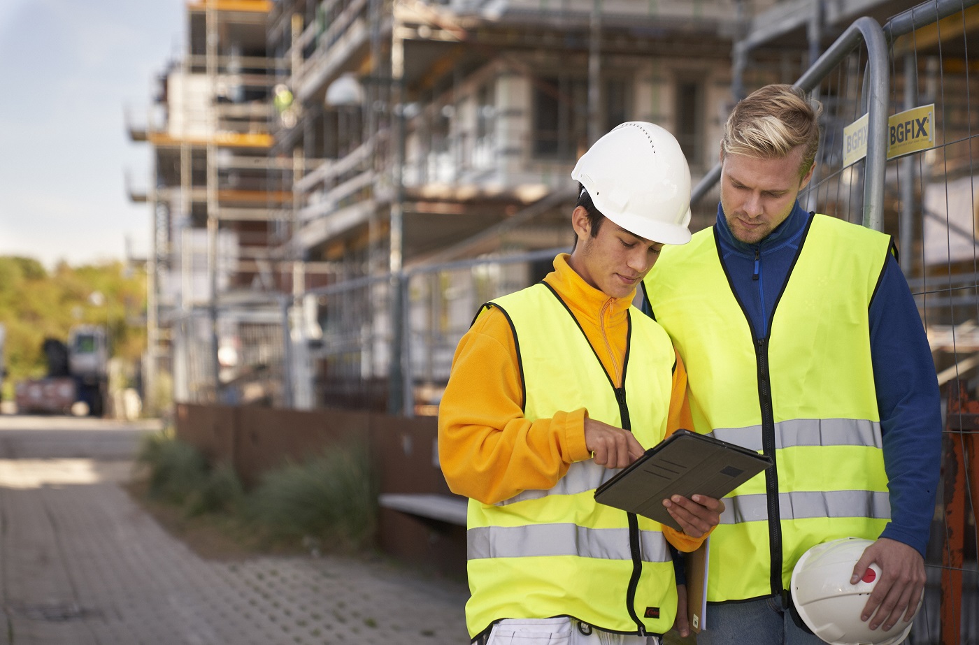 ¿Cómo se gestiona la bolsa de horas y control horario en el trabajo?