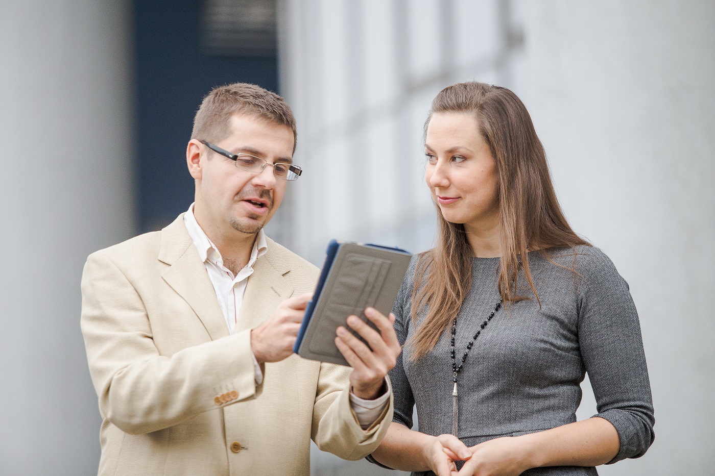 ¿Cómo hay que comunicar los cambios de turno en el trabajo?