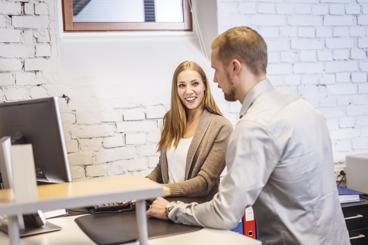 ¿Cómo hay que comunicar los cambios de turno en el trabajo?