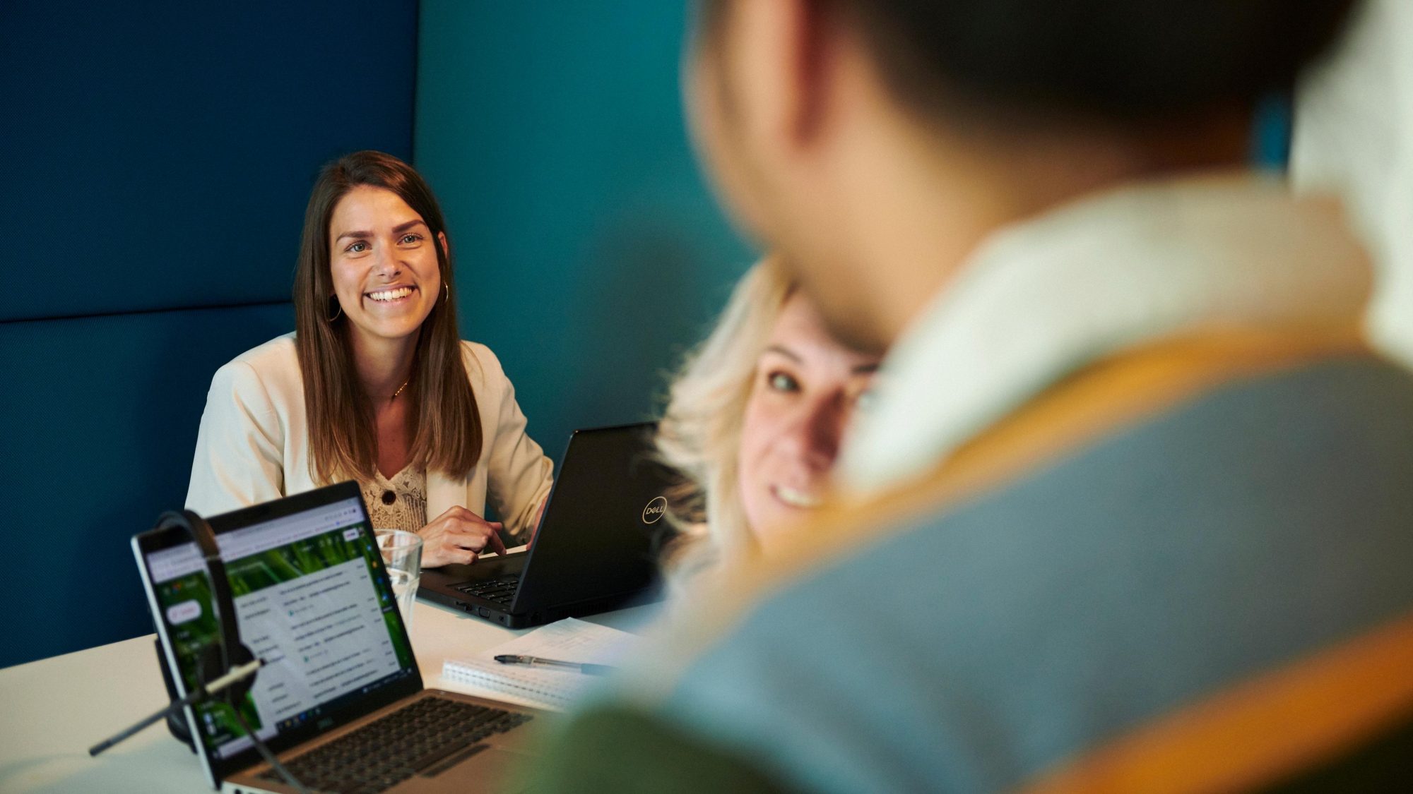 ¿Cómo funciona la implementación de políticas de permisos basadas en roles?