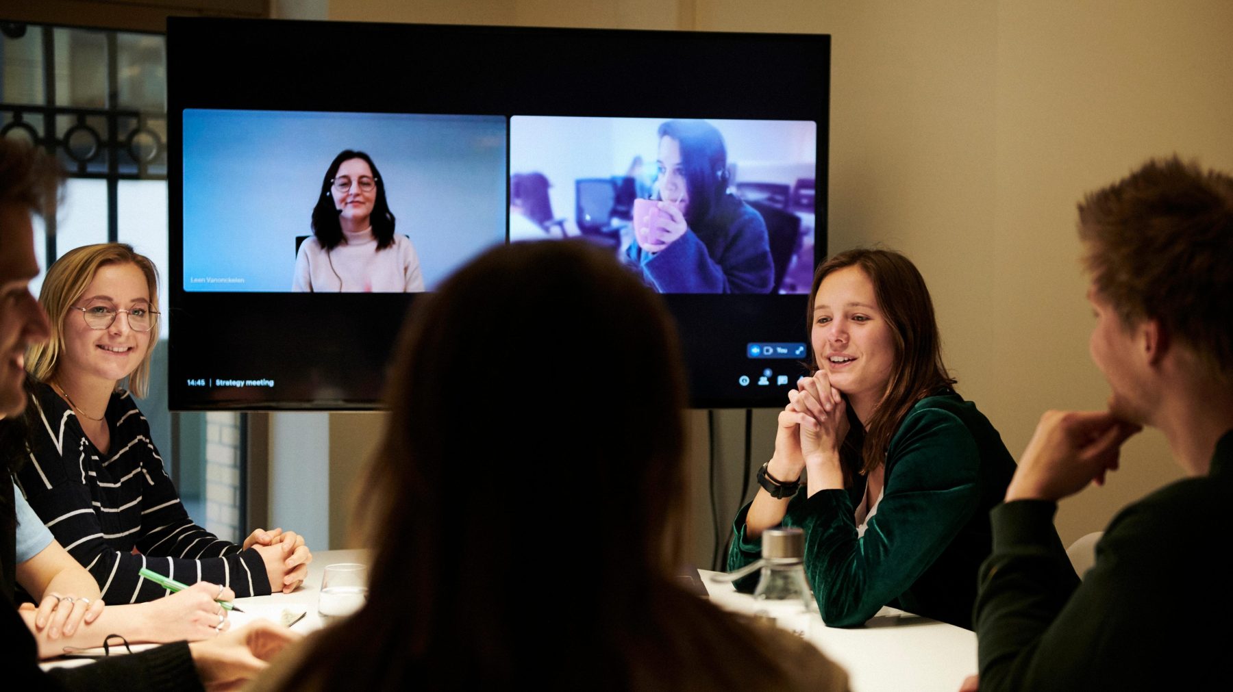 ¿Cómo funciona la implementación de políticas de permisos basadas en roles?